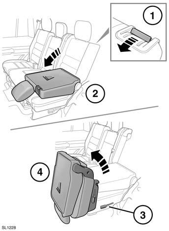 Sedili posteriori RIPRISTINO DELLA POSIZIONE NORMALE DEI SEDILI VEICOLI A 7 POSTI Controllare e provare fisicamente la posizione del sedile per assicurarsi che sia i cuscini che lo schienale siano