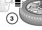 Far passare la linguetta di sollevamento attraverso il centro della ruota, come illustrato, e metterla in posizione. 3. Sollevare la ruota usando l apposito meccanismo di sollevamento. 4.