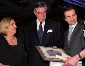 Philippe Daverio (storico dell arte) riceve il premio Excellent da Elena David (presidente AICA) e Francesco Saverio Borrelli (presidente generale onorario Corte Suprema di Cassazione) Flavio Valeri