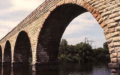 I ponti ad arco I ponti ad arco in muratura, patrimonio del costruito storico, se in buono stato di conservazione presentano elevati coefficienti di sicurezza.