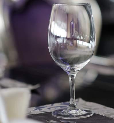 SCELTA DEI BICCHIERI Bicchieri perfetti per il lavaggio in lavastoviglie La maggior parte dei bicchieri ad uso professionale possono essere tranquillamente lavati in lavastoviglie.