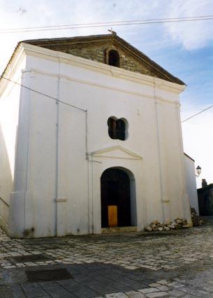 4 Fig. 11 Inoltre la chiesa conserva due tele del XVIII secolo raffiguranti la Madonna col Bambino e la Madonna, il Bambino e gli angeli che suonano. Sempre nel centro storico, si trova (fig.