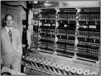 ENIAC (Electronic Numerical Integrator and Computer) costituito da 18000 valvole e 3000 relè, è nato come progetto per calcolare le tabelle per il puntamento dell artiglieria pesante.