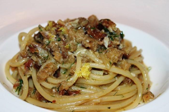 Devero, spaghetto all anguilla e fresco fumo leggero Che bello trovare la pasta secca, gli spaghetti in particolare, nei ristoranti importanti.