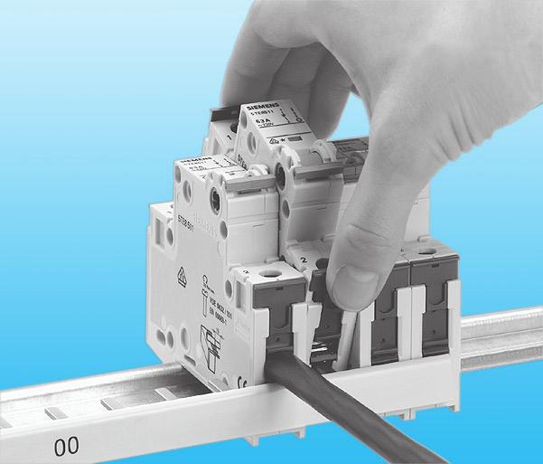 Protezione da contatto con indubbi vantaggi Coprimorsetti mobili integrati nella zona ingresso cavi - Morsetto per interruttori da 32 A a 63 A (apparecchio a sinistra) - Morsetto per interruttori da