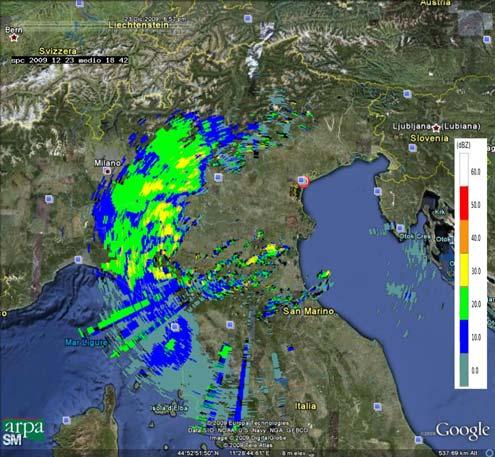 Mappe di riflettività del 23/12/2009 alle 18:42 UTC (a sinistra) e alle 22:42 UTC (a destra).