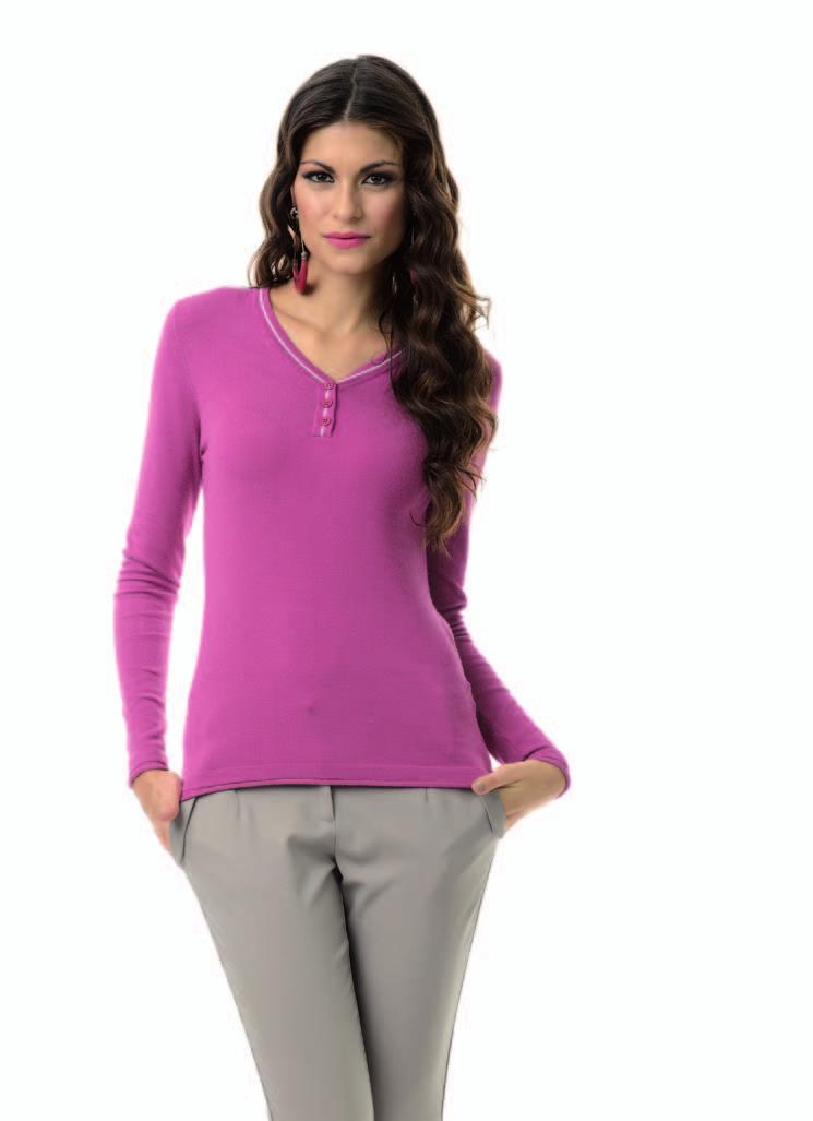 Maglia Eva Fucsia (cod 018) taglie: 42, 44, 46, 48, 50, 52, 54 (74% viscosa, 21% nylon, 5% spandex) Look sportivo per il pull a maglia rasata, che sottolinea il bordo della scollatura