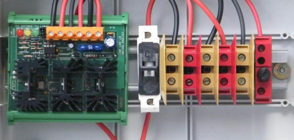 CENTRALINA ELETTRONICA (regolatore di carica, morsettiera e varie protezioni) All interno dell armadietto, posto sul testa palo, è presente la CENTRALINA ELETTRONICA, costituita da: - n.