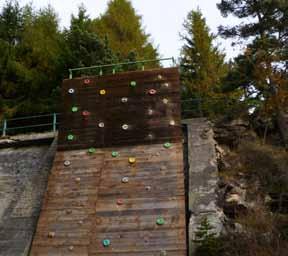 Laboratori circensi, arrampicata, sport di squadra, passeggiate alla scoperta del Parco Naturale, attività con le guide alpine caratterizzano i