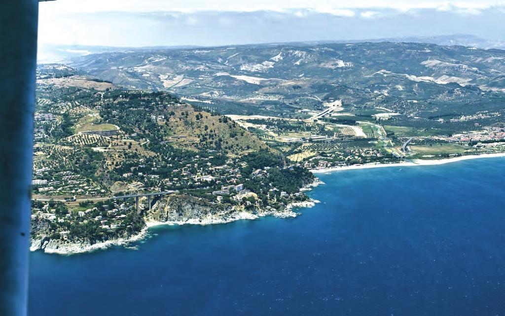 si allungano nel mare attraverso spiagge dai colori caldi e accoglienti.