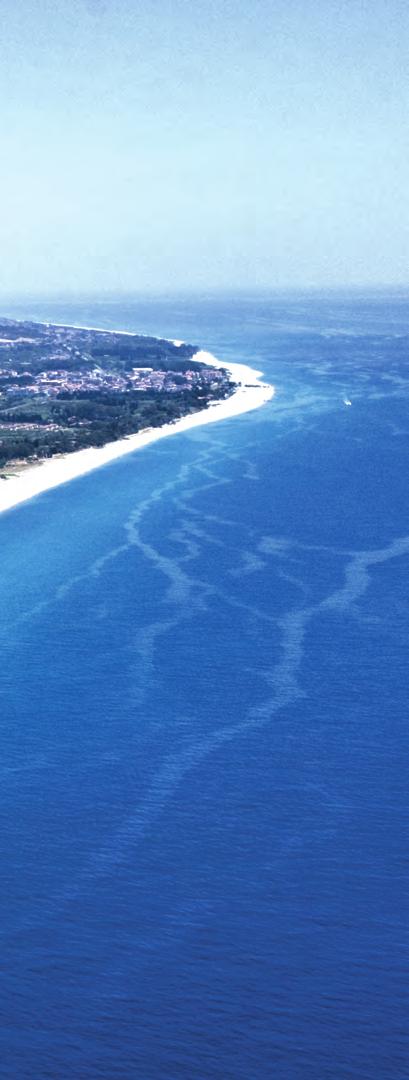 Le colline di arenaria fanno da contorno a spiagge di sabbia bianchissima e un mare verde smeraldo verso nord ha delle