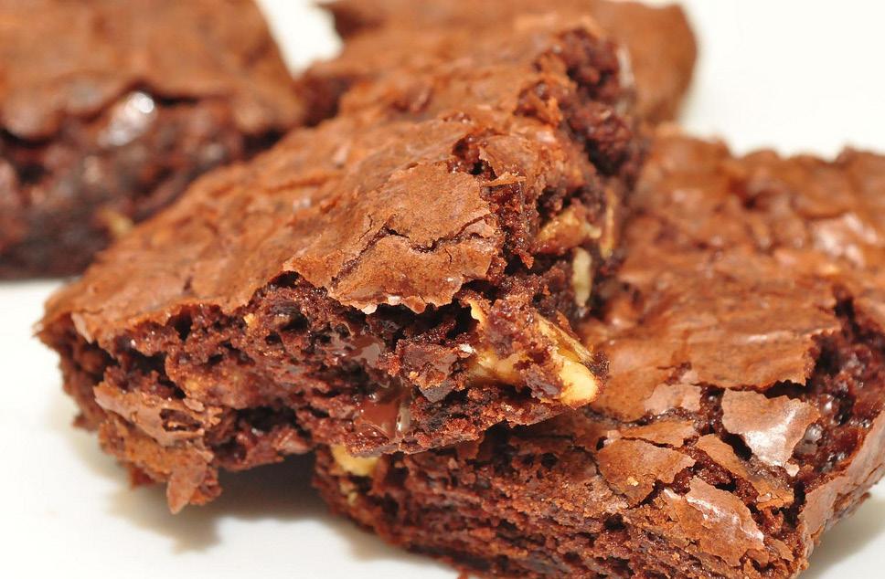 50 PEANUT BUTTER BROWNIES SNACK 1 tazza 2 misurini 3 cucchiai 2 cucchiai 1 tazza Bianchi d uovo proteine in polvere cacao magro estratto di vaniglia Burro di arachidi Avena