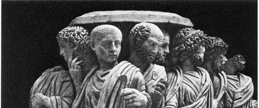 Nella prima metà del III secolo iniziano a diffondersi i sarcofagi in marmo del tipo a tinozza (lenos), con i lati brevi