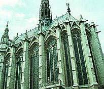 Il gotico rayonnant A partire dal disegno delle finestre e dei tif trifori idella navata maggiore della cattedrale di Amiens, inizia un