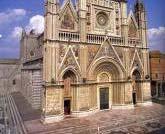 Duomo di Orvieto (dal 1290) La facciata, con tre cuspidi e il rosone centrale posto sopra una