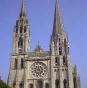 Il primo gotico Le chiese di Noyon, Laon e Notre-Dame rappresentano un periodo di sperimentalismo, in cui emergono scelte che riflettono tradizioni e preferenze artistiche tra loro differenti, nelle