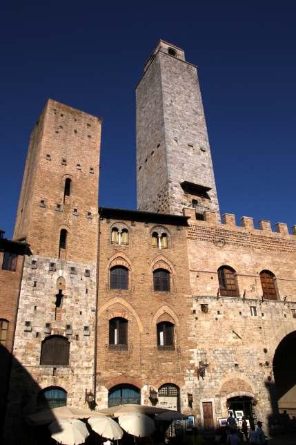 Il colle era stato scelto sicuramente per questioni strategiche, essendo dominante (324 m s.l.m.) sull'alta Val d'elsa.