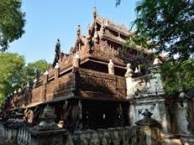 Varie costruzioni nella città e nei dintorni, testimoniano gli antichi splendori dell ultimo regno birmano.