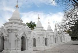 Quindi la Kuthodaw Paya, che fu il risultato di un grande sinodo di 2400 monaci,chiamati da re Mindon nel