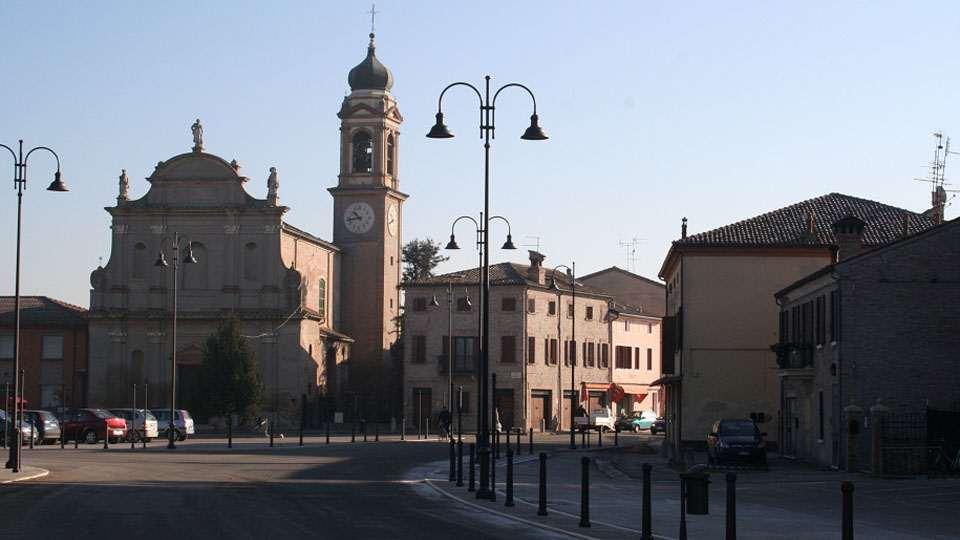 RO, LE SUE TERRE, IL FIUME Il Comune di Ro si trova ad est di Ferrara, città d arte estense, e a breve distanza dalla natura del Delta del Po.