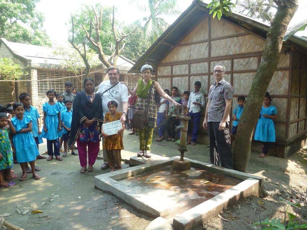 Il villaggio non godeva di buone strutture per l'acqua potabile e la gente soffriva di varie malattie causate dall'acqua non filtrata.