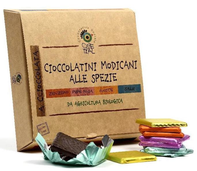Cioccolatini modicani alle spezie in 4 gusti DALLA TRADIZIONE AZTECA AL CUORE DELLA SICILIA Questi cioccolatini, aromatizzati al sale, al pepe rosa, all anice e zenzero, sono realizzati secondo la