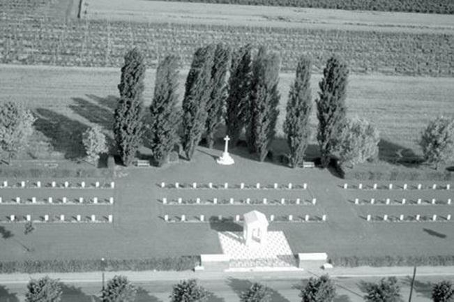 Cimitero di guerra canadese (Canadian War Cemetery) Cimitero di guerra Commonwealth britannico Localizzazione: Villanova di Bagnacavallo, via Chiesa 11 [44 27 5 Nord 12 3 6 Est] Il cimitero,