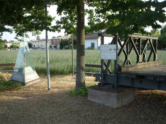 Monumento ai caduti della Seconda guerra mondiale Monumento commemorativo Comunale Localizzazione: Villanova di Bagnacavallo, Via Chiesa 11 [44 27 5 Nord 12 3 6 Est] Il monumento, originariamente