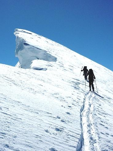 Cornici L azione del vento, sia sui ghiacciai sommitali che nella montagna invernale ed in presenza di