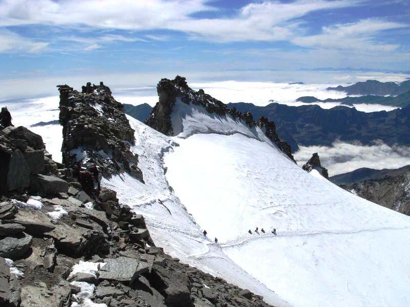 crepaccio periferico, che ha un lato formato da roccia ed è causato dal divario termico della roccia, più