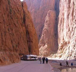 Partenza pe Boulmane Des Dades con sosta e visita di Rissani, città santa per il fatto di aver sepolte le spoglie di Moulay Ali Sherif (capo della dinastia Alaouita).