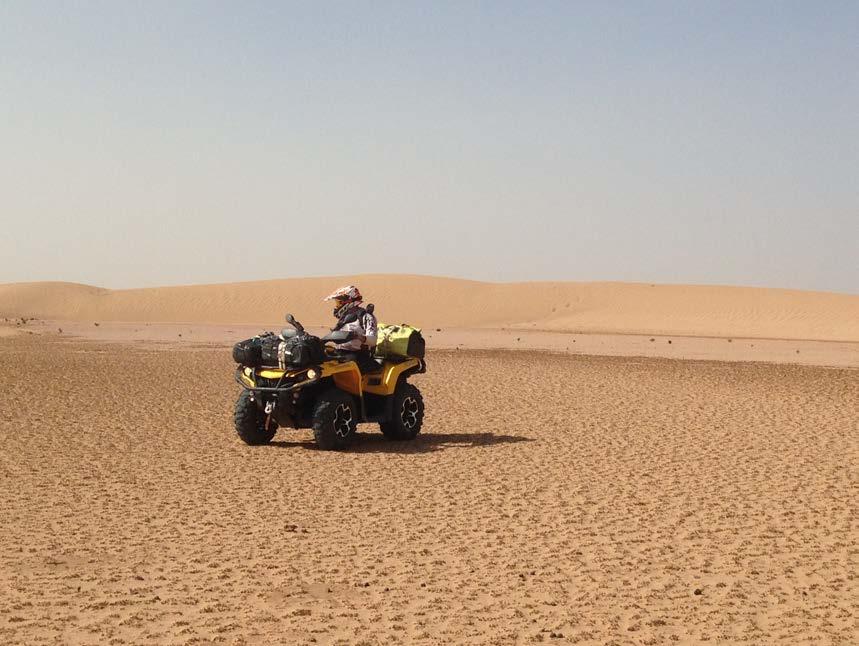 D A L 3 0 O T T O B R E A L 3 N O V E M B R E DESERTO Dopo l oasi riprenderemo una pista veloce e costeggiando una falesia entreremo sul letto del Lago Iriki.