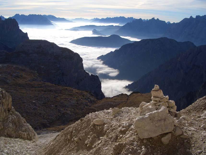 All alba alle Tre Cime di Lavaredo Vorremmo esseri fra i primi ad assaporare questo mondo della montagna, questa atmosfera unica al mattino alle Tre Cime.