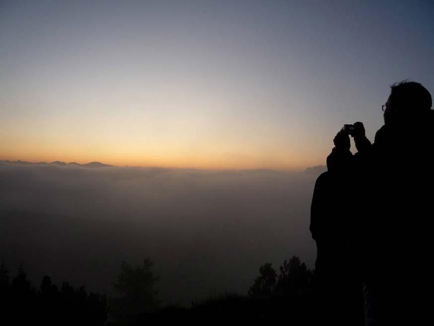 In vetta sul Monte Elmo al sorgere del sole Alzarsi presto che fatica partiamo con la lampada per raggiungere la vetta con l arrivo dell alba. Quando arriva il sole?