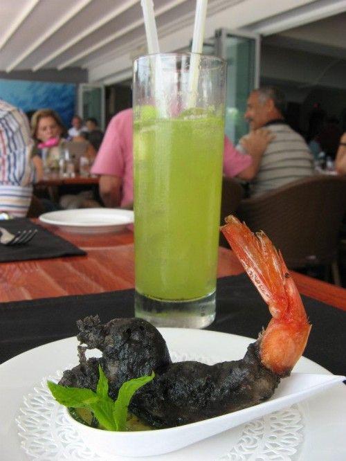 Gambero in tempura al nero di seppia su zucchine alla scapece.