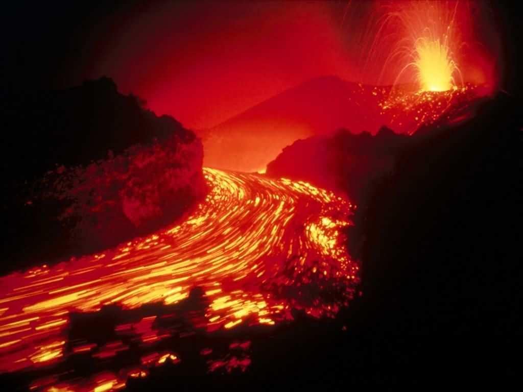 LA LAVA. La LAVA è una miscela di minerali, emessa dai vulcani con temperatura più bassa rispetto al magma. La lava può essere fluida o viscosa.