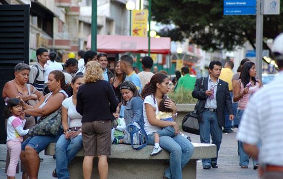 A PARTIRE DAL QUOTIDIANO Bisogna partire dalla nostra vita feriale, riscoprendo che dal mattino alla sera possiamo fare tante scelte nuove di relazioni, che sono alla portata di tutti (il possibile