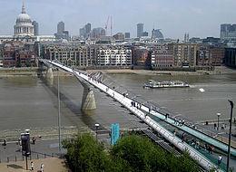 Oscillazioni e loro controllo Millennium Bridge (Londra) inaugurato e aperto al pubblico il 10 Giugno 2000 e chiuso due