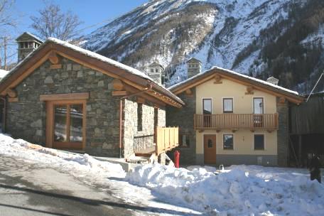 ETROUBLES SOCIETA DEVAL S.P.A. REALIZZAZIONE DI UNA CABINA ELETTRICA NEI PRESSI DELLA STAZIONE DI POMPAGGIO DELL OLEODOTTO SNAM 2003-2004 23.