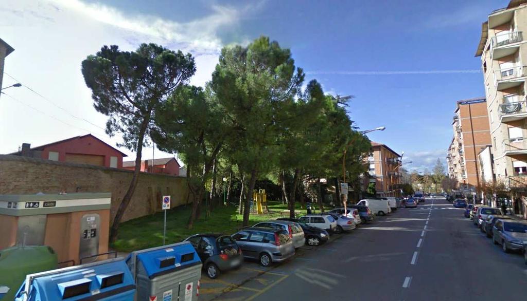 A1) Area verde di Via IX Febbraio. In zona S. Domenico, area che si affaccia su Via IX Febbraio a ridosso delle mura storiche.