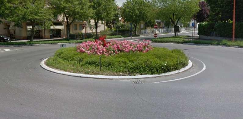 A17) Area verde posta nella rotonda Savio Zona San Mauro in valle fra le vie Savio - Versilia - Bonci L'area è posta all'interno della rotatoria che raccorda n. 4 strade. 106 diam.