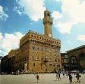 A metà strada sulla destra si apre piazza della Repubblica, che in origine era occupata dal ghetto ebraico, antico centro della città, raso al suolo e trasformato in piazza.