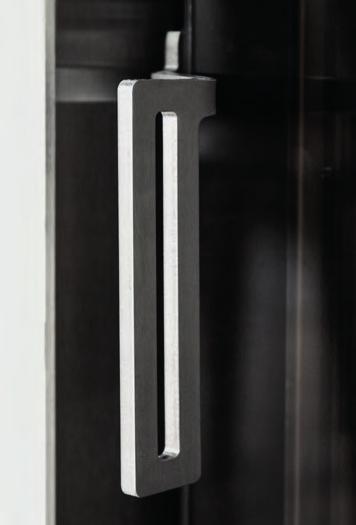 Realizzazione della porta La maniglia della porta è disponibile in finitura nera o acciaio inox, con una spirale classica o una moderna forma piatta.