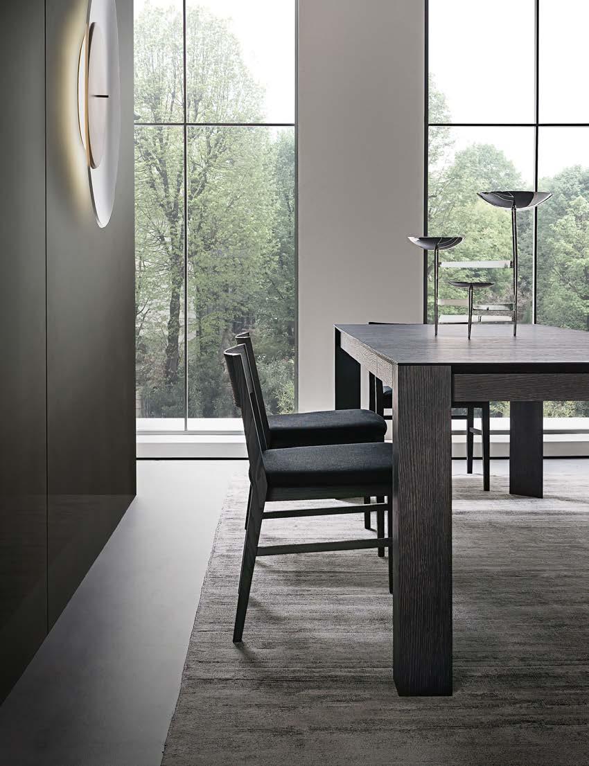 Tavolino Eddy rovere termocotto e piano in marmo emperador. On the left, detail of Simplex table in coal oak. Jolly chairs in coal oak and black fabric covering.