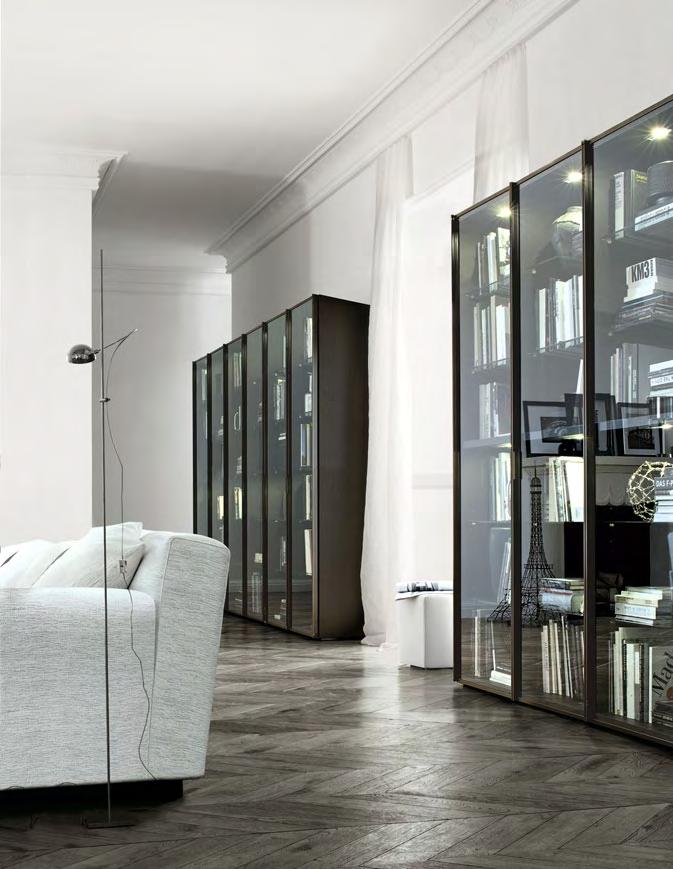 Libreria Wall System finitura wengè con ante Ego Day in vetro e telaio verniciato bronzato. Divano Soho rivestito in tessuto sfoderabile e tavolino Edge laccato opaco bianco, design Paolo Piva.