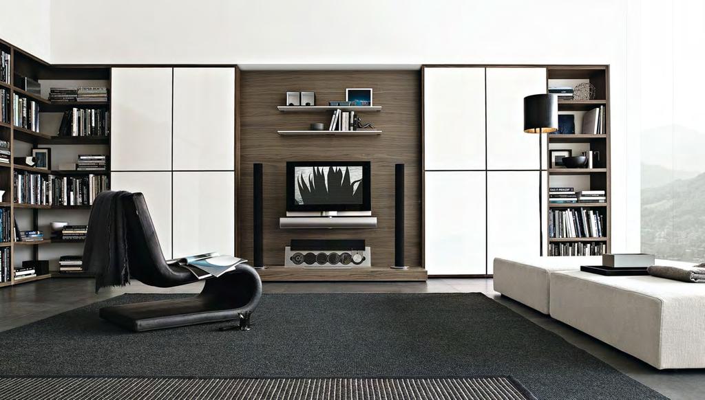 wall system, anta slim CHOOSE YOUR STYLE MAKE THE DIFFERENCE In questa pagina: libreria Wall System con struttura noce c. e ante slim laccato lucido bianco. Boiserie in noce c.