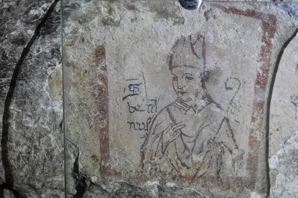 Nel santuario del belvedere a Carovigno, scese le scale, in fondo all ultima grotta in posizione defilata, vi è un piccolo affresco con sfondo bianco e contornato da una striscia rossa, disegnato in