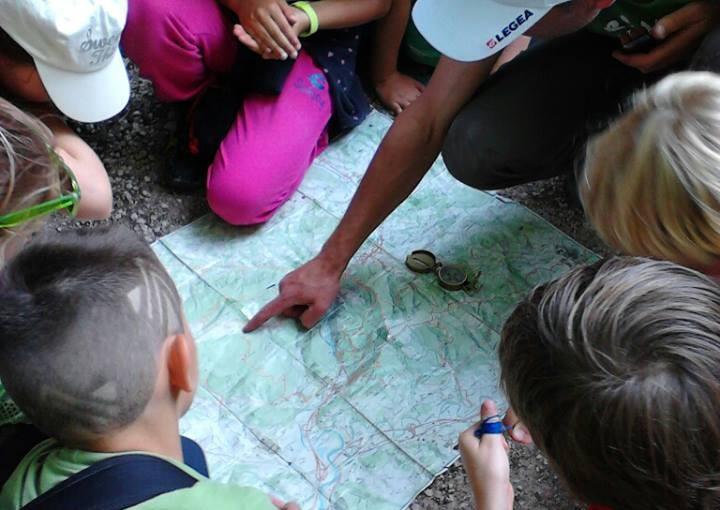 SECONDO GIORNO: preludio all orienteering: incontro in aula didattica per imparare nozioni base di orientamento e cartografia; Gara di orienteering: gioco di squadra competitivo; Rientro in struttura