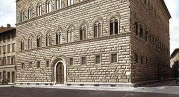 a) Palazzo Strozzi b) Sagrestia Vecchia c) Portico degli Innocenti d) Piazza di Pienza e) Palazzo