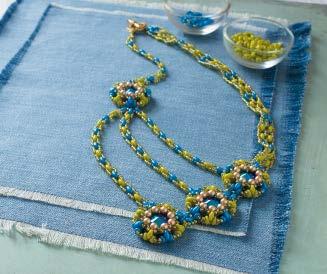 106 PROGETTI: RILUCENTI DI CRISTALLI COLLANA E ANELLO CASCADE 107 Collana e anello Cascade Si utilizzano delle perline a due fori in intensi colori pavone per trattenere e collegare quattro